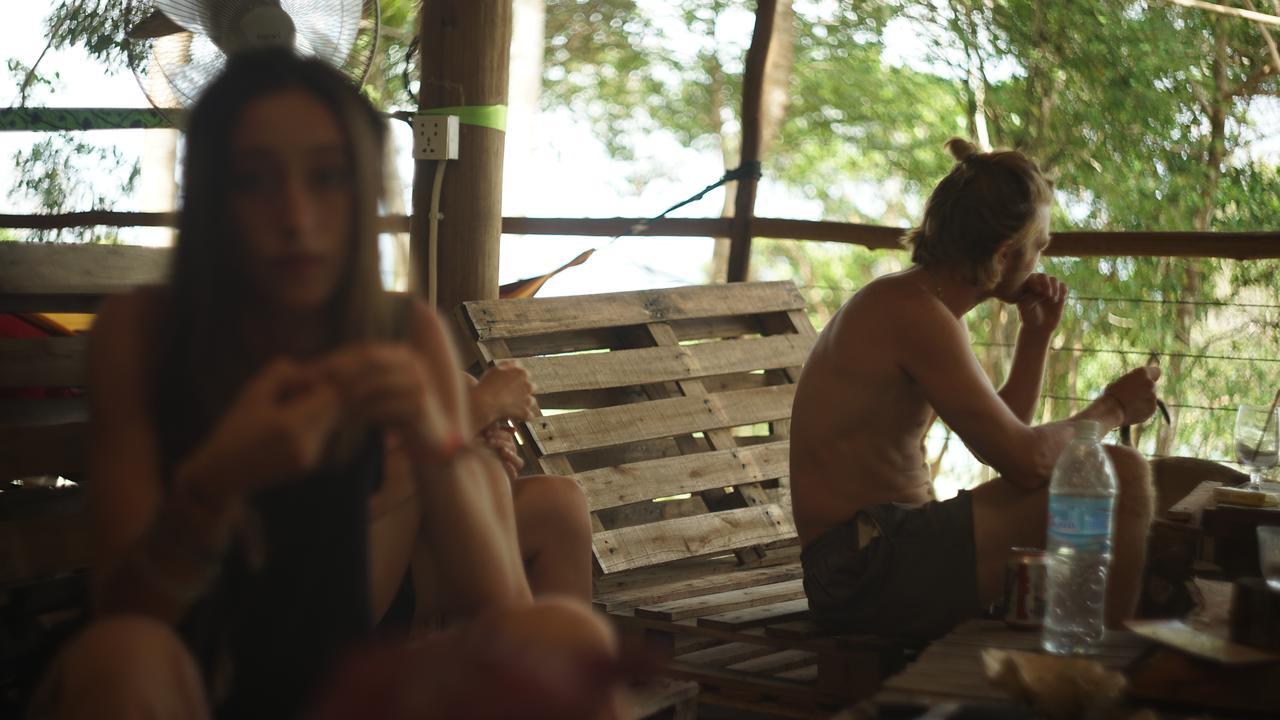 Driftwood Hostel And Bungalows Ко Ронг Санлоем Екстериор снимка